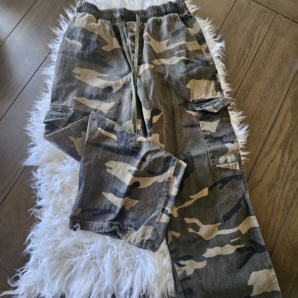 Women's Camouflage Cargo Pants - Picture 2 of 4